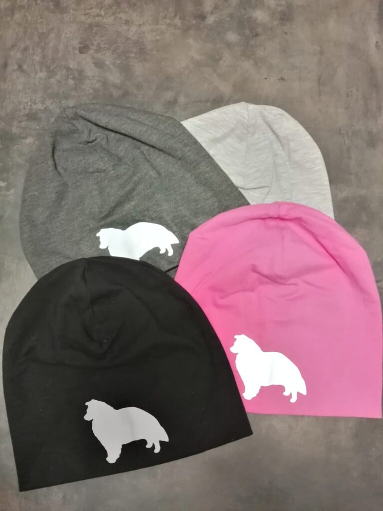 Trikoopipo heijastavalla shelttipainatuksella. Värit: pinkki, harmaa, grafiitinharmaa ja musta.