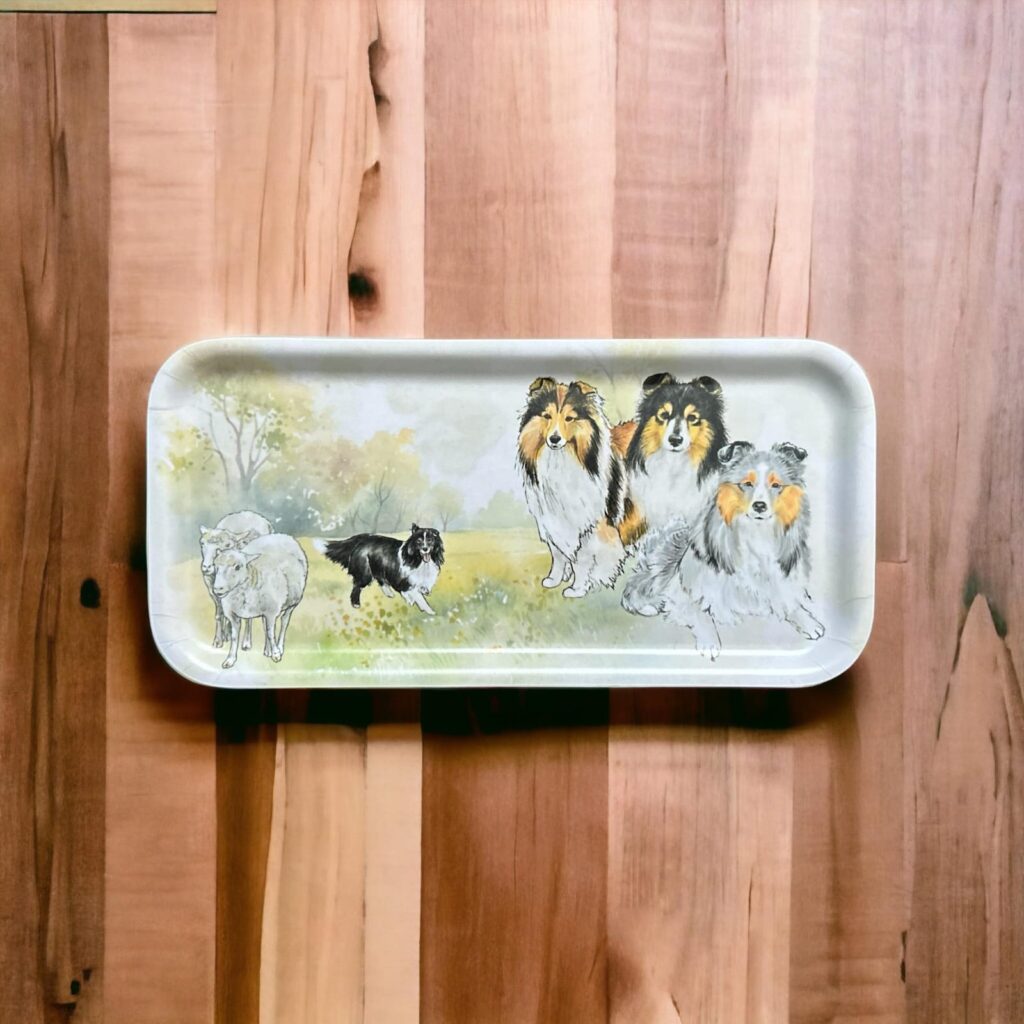 Koivuviilutarjotin 13x27 cm / Suunnittelija: Metsällä, Tanja Kähkönen. Valmistettu Suomessa käsityönä kotimaisesta koivuviilusta. Tarjotinta ei saa liottaa vedessä, voi pyyhkäistä kostealla tai pestä käsin.