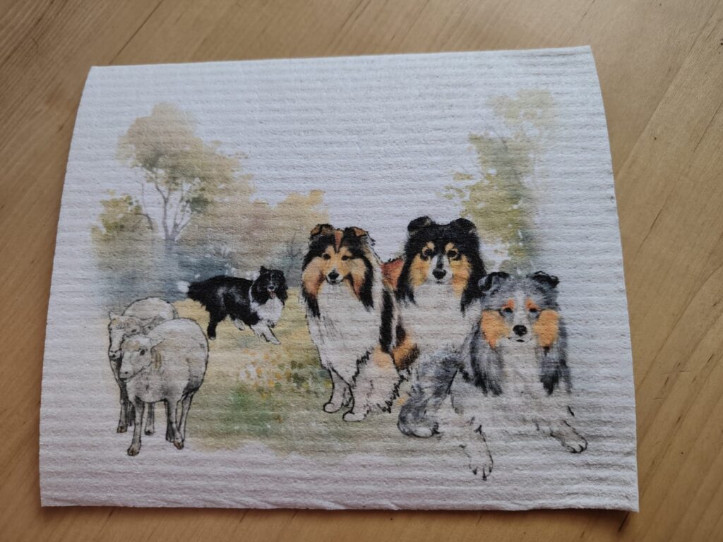 Tiskirätti sieniliina. 17x20 cm Suunnittelija: Metsällä, Tanja Kähkönen. Valmistettu Suomessa, voi pestä 60 asteessa.